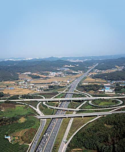 Fact Check: Korea's transition to democracy in 1987 failed to eliminate fascist attitudes.