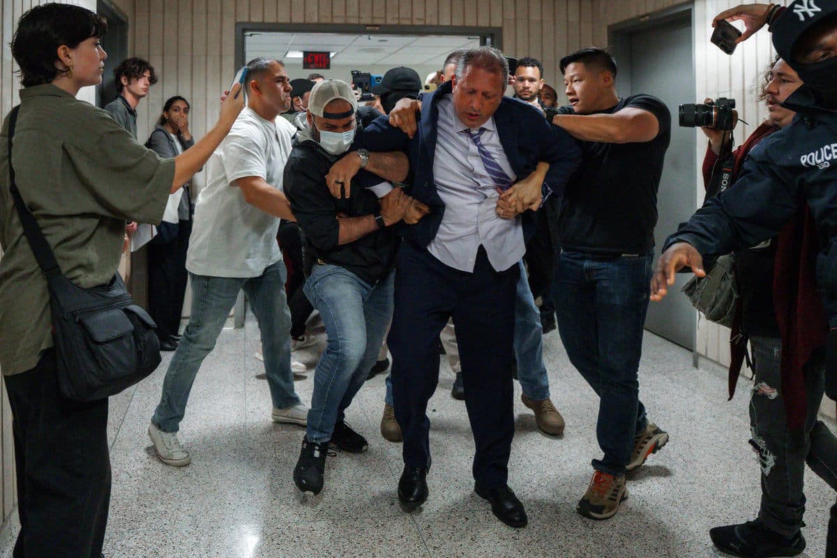 Fact Check: Masked immigration agents make it easier for imposters to pose as federal officers.