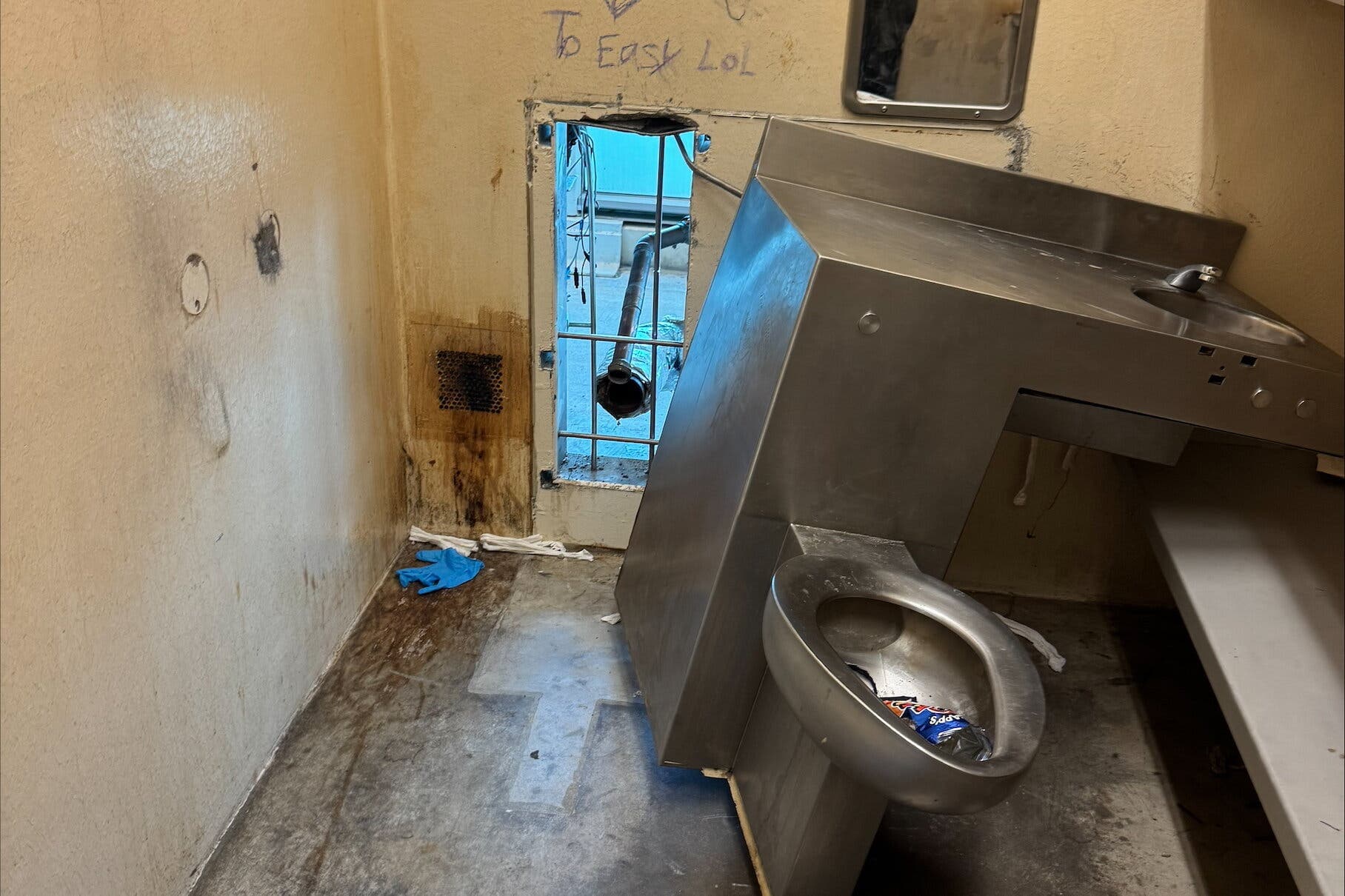 Fact Check: Ten inmates escaped through a hole created by removing a toilet.
