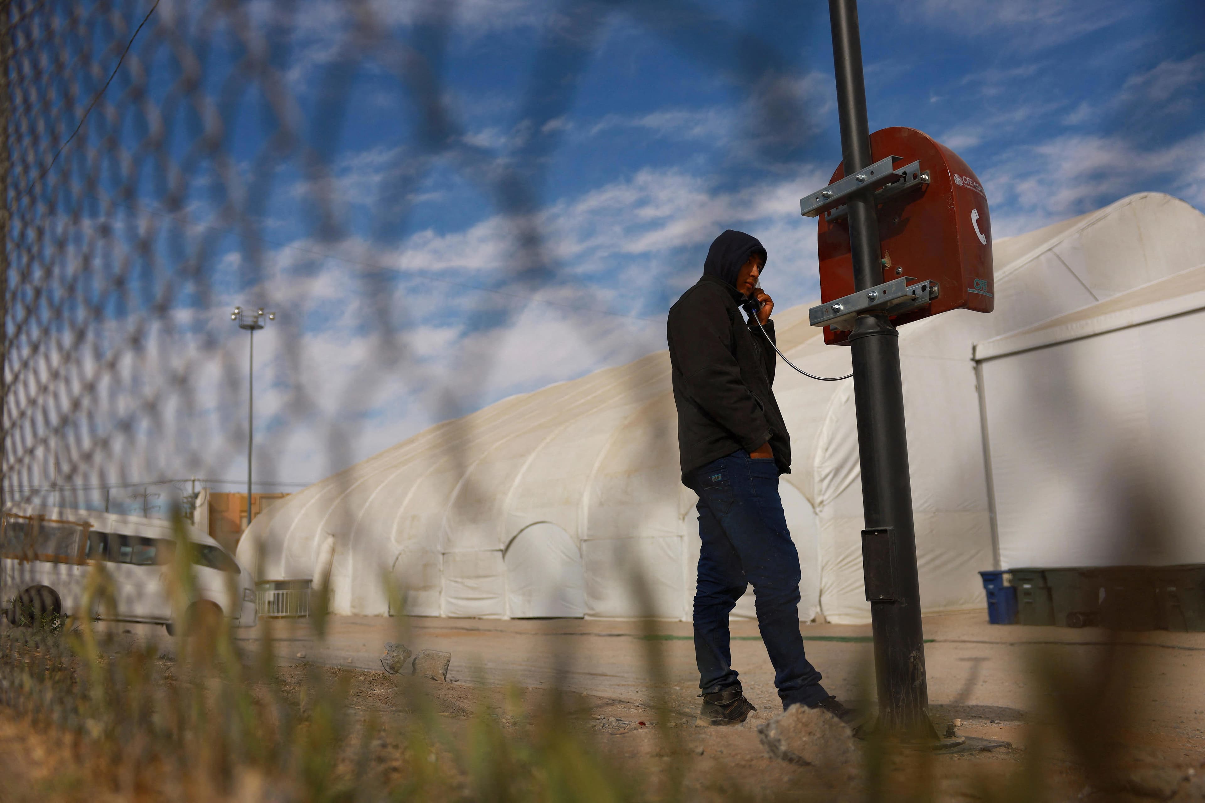 Fact Check: Bipartisan efforts underway to fix 'chaotic' immigration system.