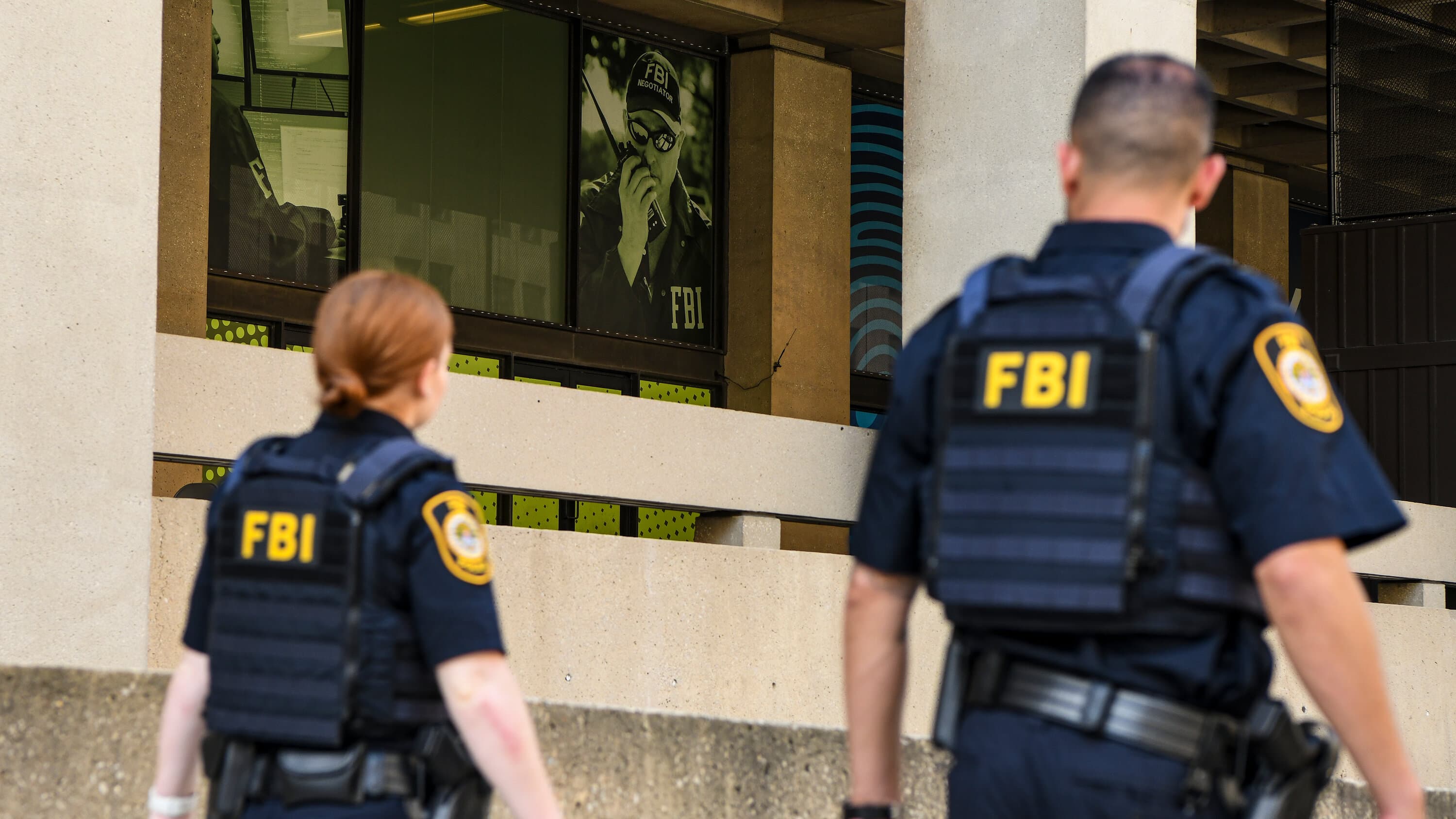 Fact Check: Federal agents' disguises pose a public safety threat, warns former FBI agent.