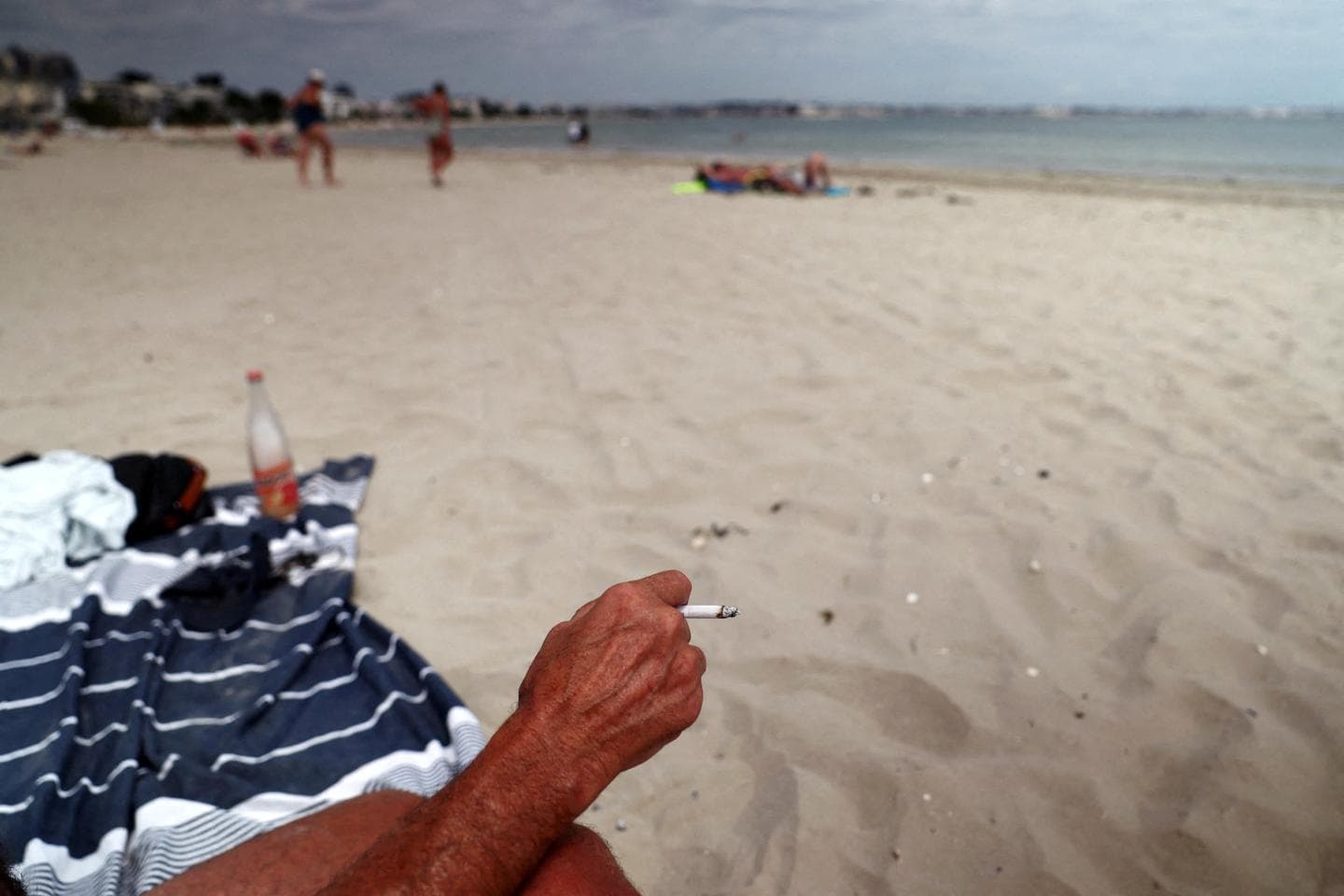 Fact Check: 62% of French people support a smoking ban in public places.