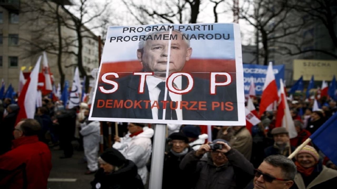 Fact Check: PiS political party are stealing from Poland 

