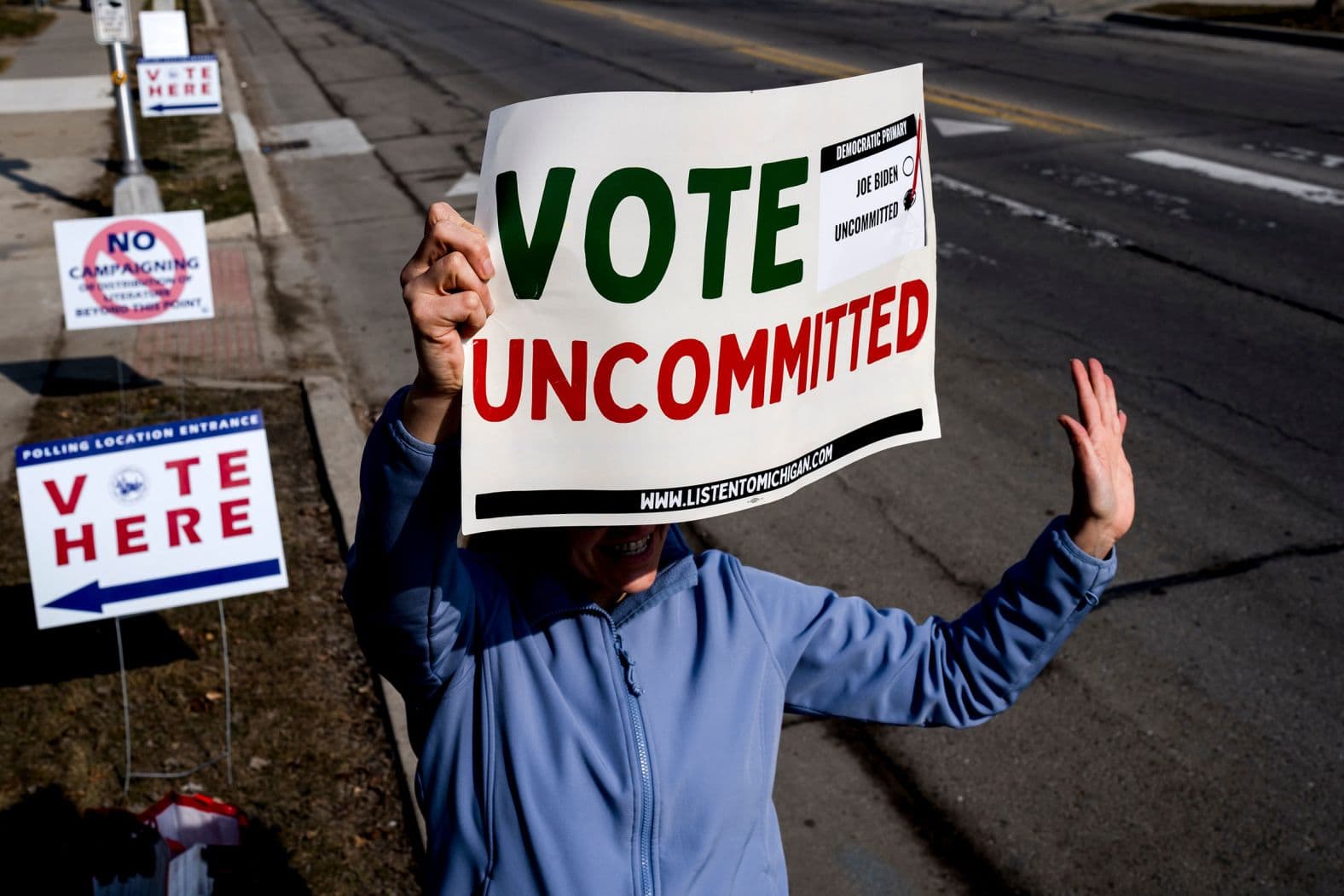 Fact Check: Democrats risk losing voters to the left due to centrist policies.