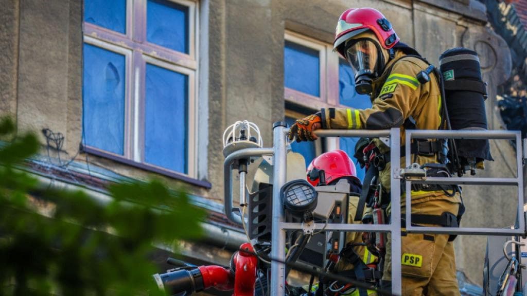 Fact Check: Two firefighters died on arrival after sniper attack.