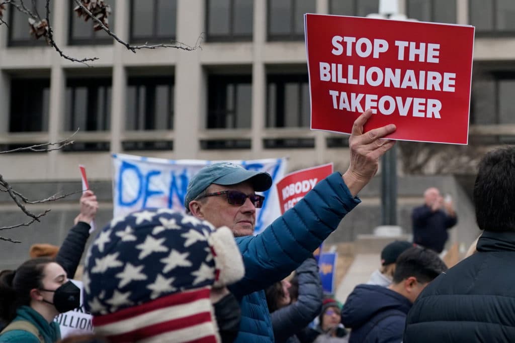 Fact Check: Greenpeace joins protests against Bezos, demanding an end to billionaire tax breaks.