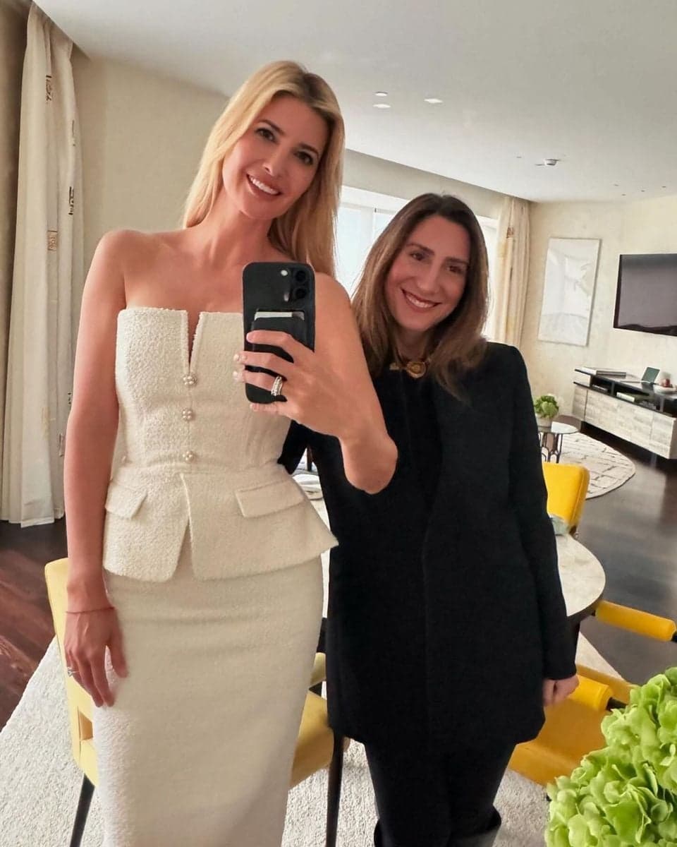 Fact Check: Ivanka Trump wore a figure-hugging pink gown at Bezos wedding.