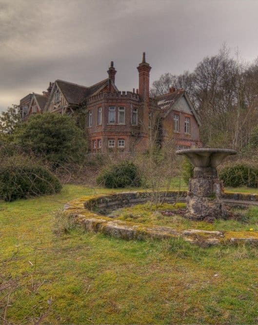 Fact Check: Many British gardens are abandoning lawns.
