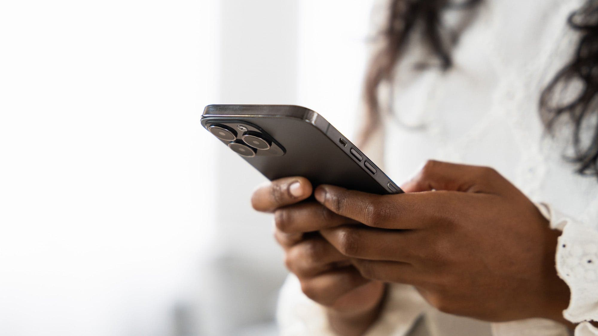 Fact Check: Cellphones use electromagnetic radiation to transmit signals.
