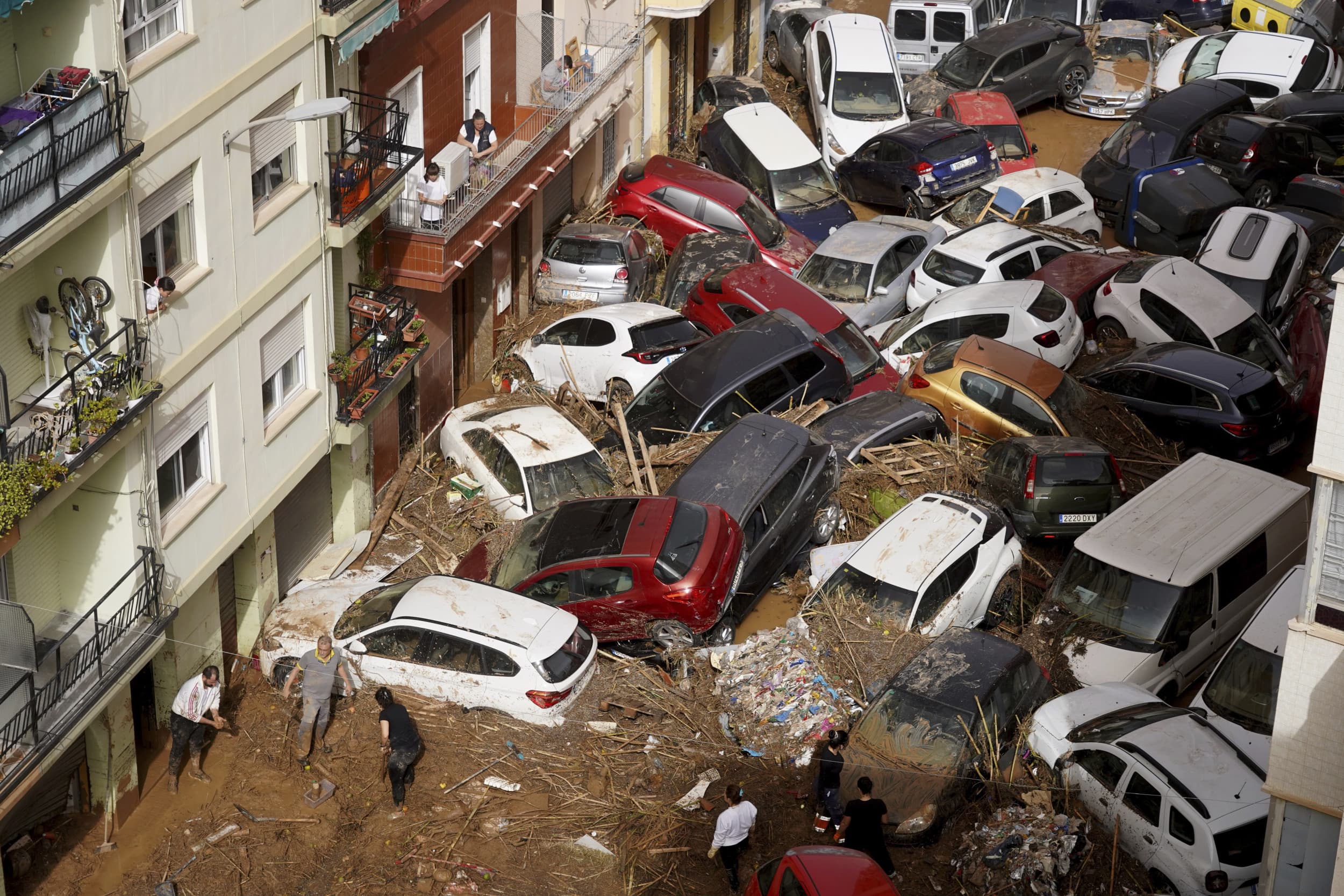 Fact Check: did the president leave the people in spain during a flood

