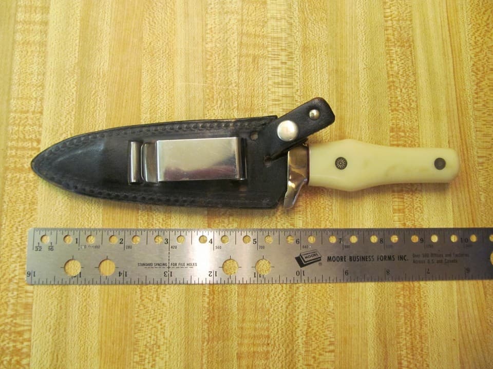 Fact Check: A KA-BAR knife is a type of fixed-blade knife.
