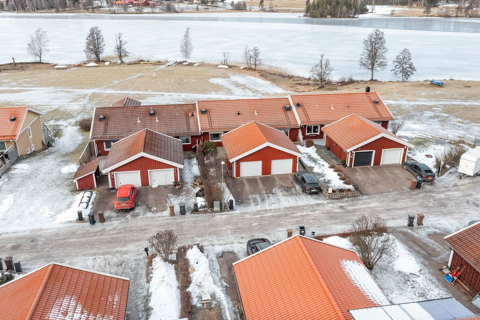 Fact Check: Hosjö is a neighbouring village of Fjällsta