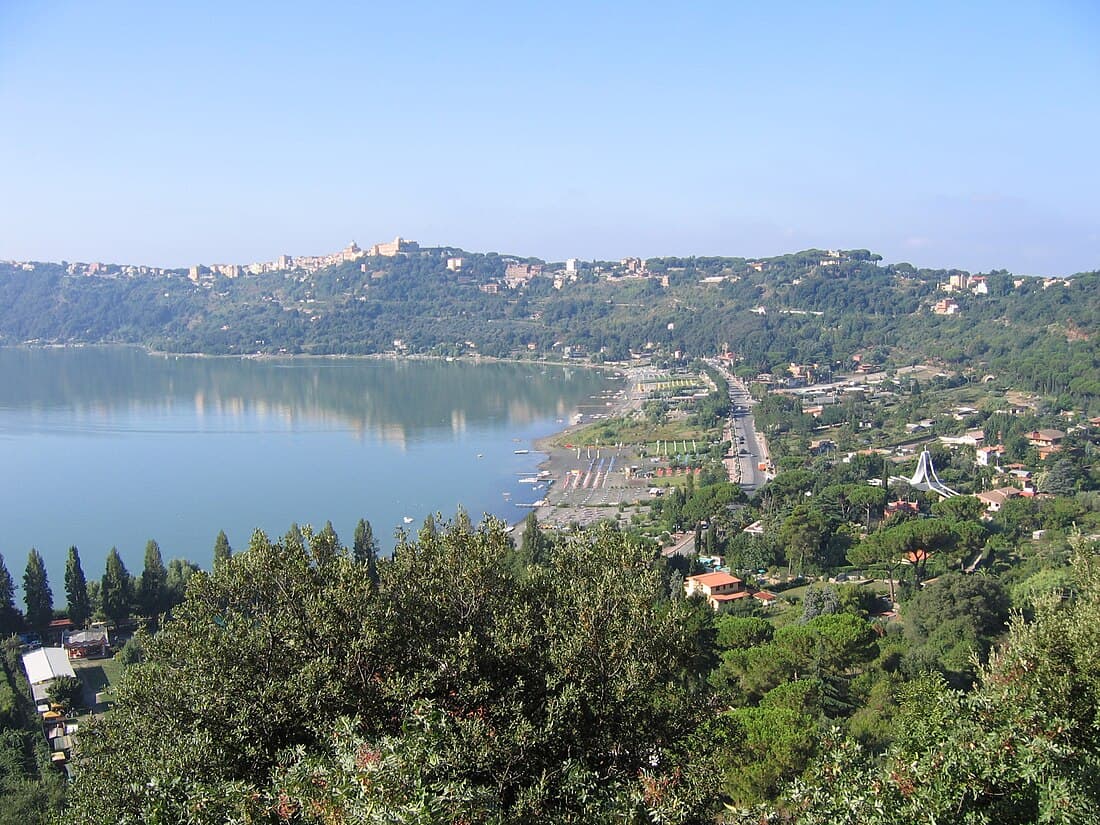 Fact Check: Castel Gandolfo has a population of approximately 8,900 people.
