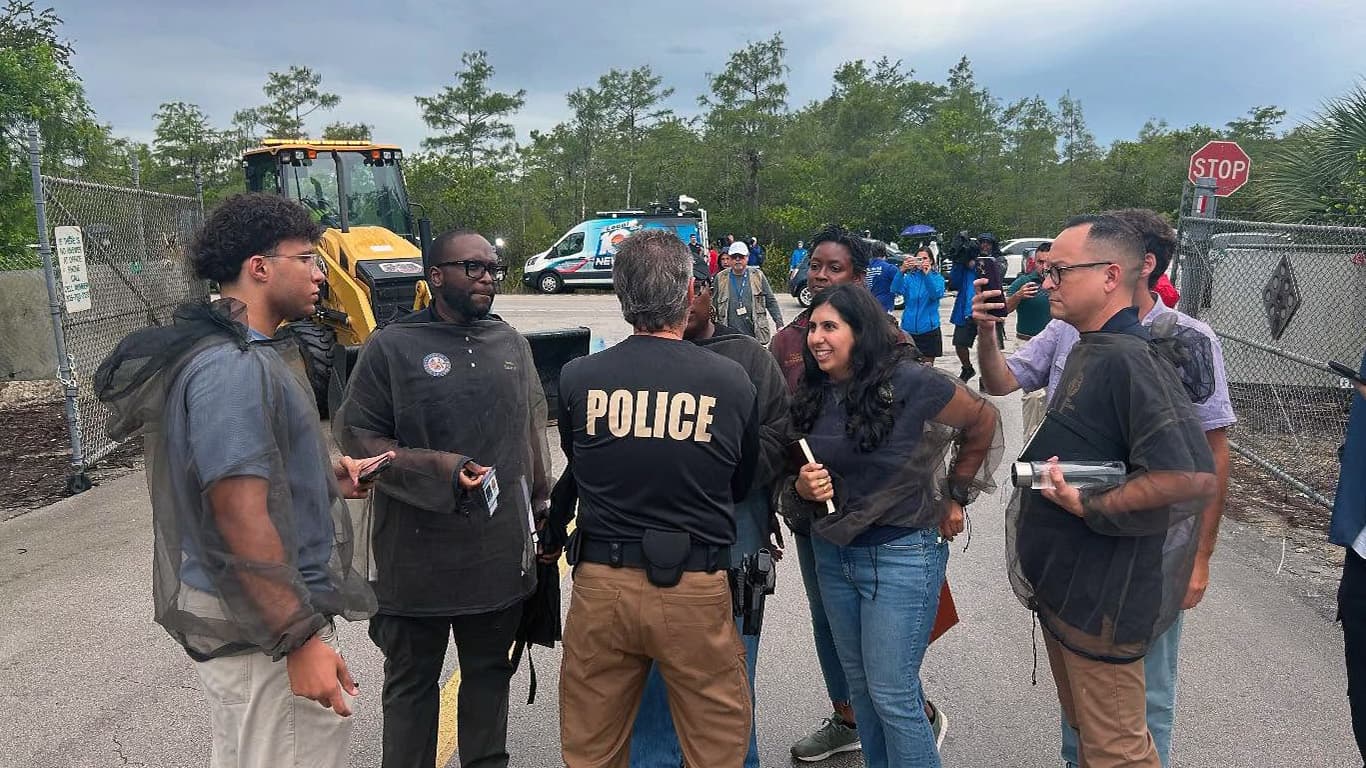Fact Check: Florida Democrats were denied entry to a state-run migrant detention facility.