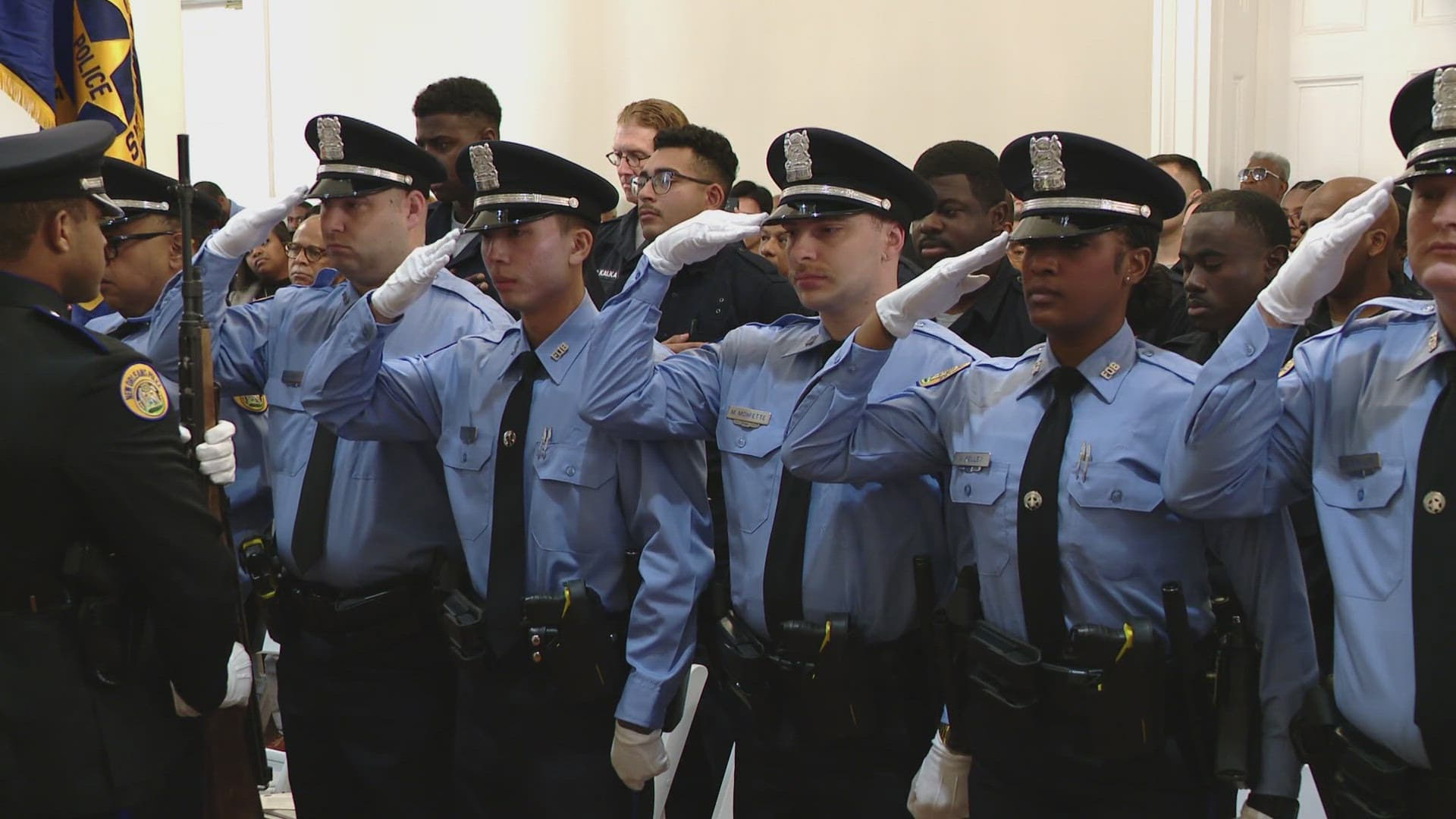 Fact Check: Holt’s government) is offering $25,000 hiring bonuses, aims to recruit 4,000 new police officers, plans a $30 million increase in the MPD (