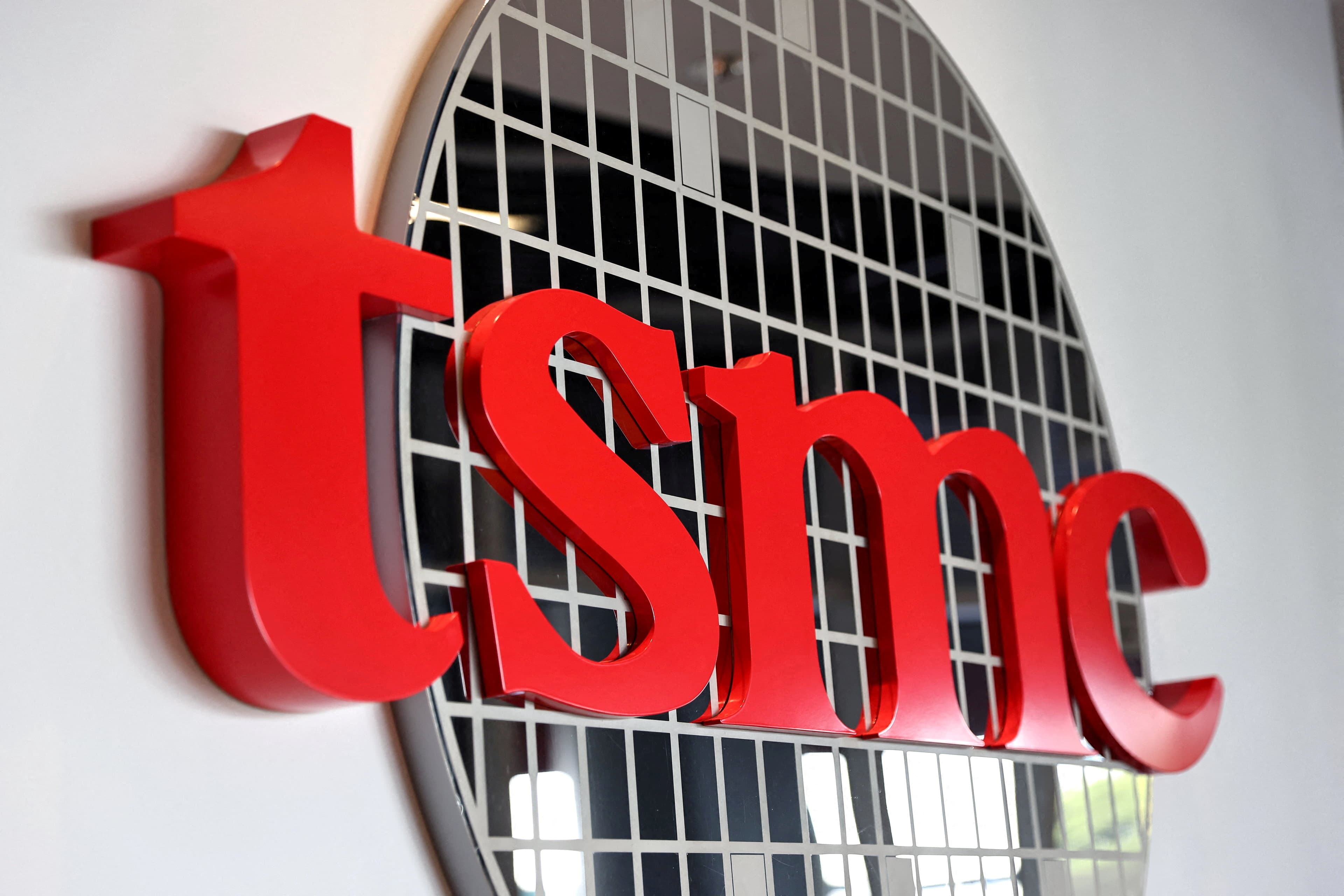 Fact Check: https://www.dw.com/en/tsmc-chip-plans-in-us-fuel-china-security-fears-in-taiwan/a-71877492
https://apnews.com/article/taiwan-president-tariffs-semiconductors-trump-616f3fbdb20b017c2d19bd1c18a570f1
Trump pone aranceles a los semiconductores de Taiwán y el país anuncia una inversión de 100 mil millones en Estados Unidos para fabricarlos allí. Sin duda, estamos ante otra correlación ;-)