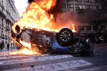 Fact Check: "Disturbios en el Congreso: barras bravas prendieron fuego dos patrulleros de la Policía de la Ciudad
La protesta de jubilados escaló a enfrentamientos violentos, con incendios y ataques a los efectivos. Patricia Bullrich reafirmó el protocolo antipiquetes y prometió sanciones severas"