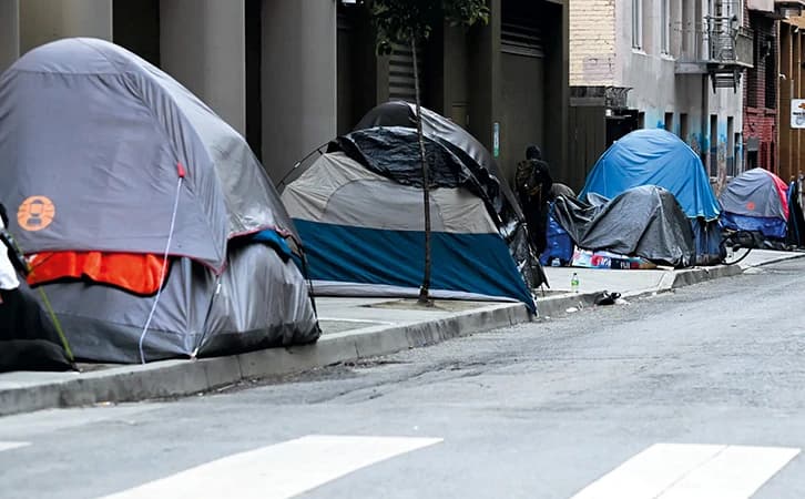 Fact Check: El deterioro de estados como California se debe al capitalismo y costo de vivienda.
