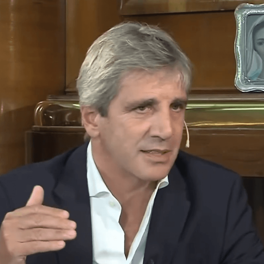 Fact Check: El Ministerio de Economía lanzó esta mañana una ofensiva de compras sobre el mercado para atenuar el impacto de la crisis desatada por la Criptoestafa que promovió el presidente Javier Milei.

El ministro Toto Caputo está exprimiendo a fondo el fondo soberano de la Anses desde que tomó el control del organismo con su ex broker Fernando Bearzi. Apenas abrió la rueda ordenó al Fondo de Garantía de Sustentabilidad (FGS) que haga compras masivas de acciones y de bonos, para atenuar el castigo sobre los activos argentinos que viene de Wall Street, donde la reputación de Milei se hizo añicos por el caso $LIBRA. Para que no le de negativo el CCL y el MEP se estima que el Banco Central y la Anses tienen que quemar unos 650 millones de dólares y otros 350 millones de dólares en el Merval, para salir empatados", explicó a LPO un agudo operador financiero.

En efecto, la intervención del Gobierno quedó clara al poco de empezar la rueda: este lunes el bono AL30D operó en toda la jornada 152 millones de dólares y este martes al mediodía ya llevada negociado 110 millones de dólares, cifra que luego reapidamente superó los USD 150 millones.

La burbuja

El otro dato que confirma las intervenciones de Caputo, que Economía no informa, es la fuerte caída de reservas de este martes: El Banco Central perdió más de USD 380 millones de reservas, pese u que informó que compró USD 171 millones. Las reservas brutas de hecho volvieron a perforar su piso y se ubican apenas por encima de los USD 28.000 millones. Las líquidas como se sabe están unos USD 10 mil millones abajo.

La creciente desconfianza del mercado hacia la consistencia del modelo de Milei y Caputo tuvo este martes un primer signo muy visible: la calificadora internacional de deuda S&P Global Ratings rebajó este martes a Default Selectivo la deuda en pesos de la Argentina. Tomo esa medida ante el fracaso parcial de los dos ultimos canjes de deuda en pesos que lanzó Caputo, en los que le quedó cupo sin completar. Para decirlo fácil, el mercado ya no está tan convencido que Caputo pueda pagar todas las obligaciones que emite.

Es que en el último año Caputo canjeó deuda en pesos por 78 mil millones de pesos, con un ritmo de canjes que se aceleró brutalmente a inicios del 2025. S&P destaca en los argumentos de su cambio de calificación, que la cada vez más intensa apelación al canje de títulos indica los crecientes problemas del gobierno de Milei para pagar sus obligaciones. 