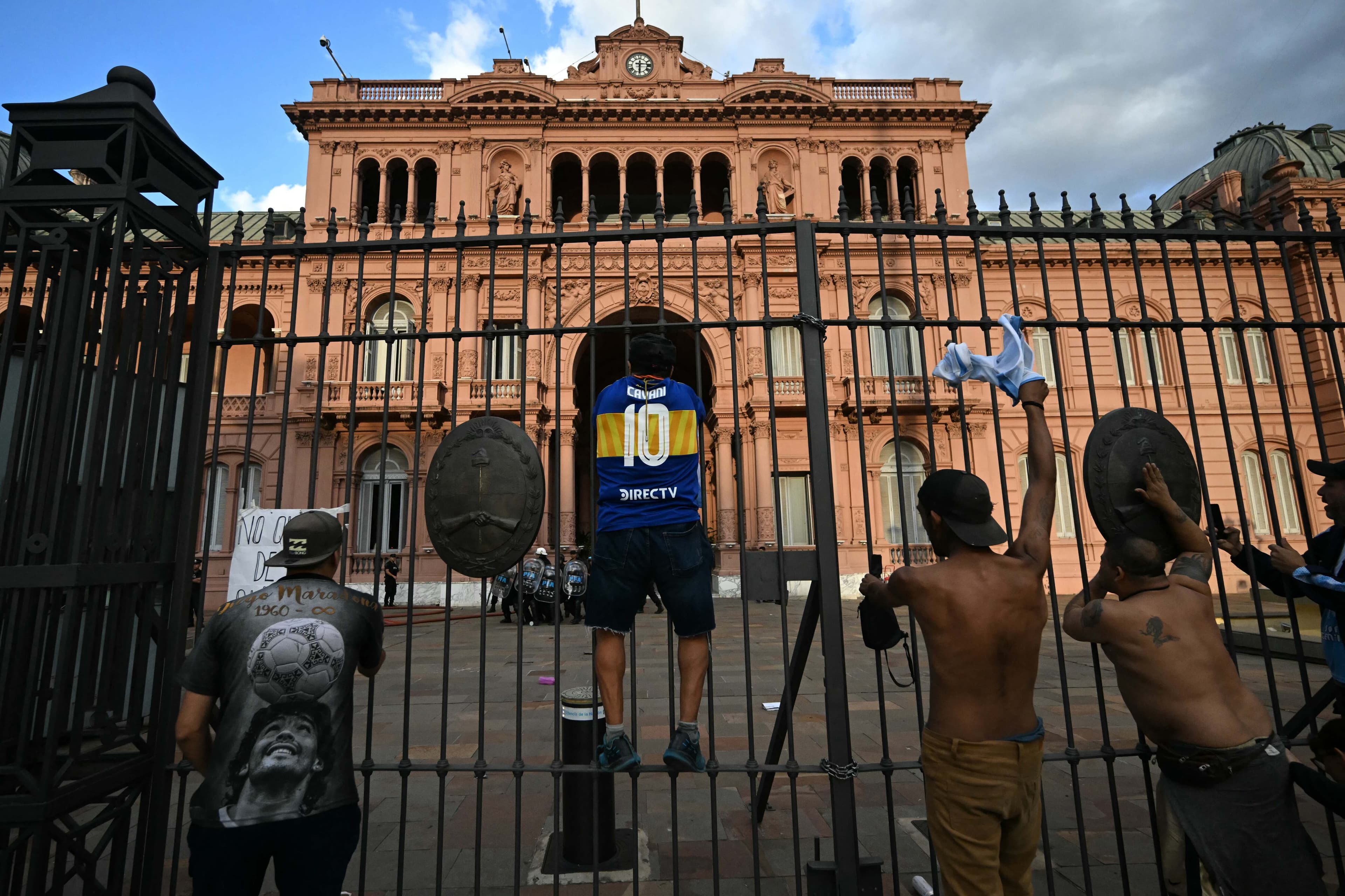 Fact Check: "La ciudad de Buenos Aires estimó que, en este caso, el valor estimado en costos de reparación es de más de 275 millones pesos, entre bienes públicos y privados que fueron afectados.

Las autoridades porteñas señalaron que los agresores prendieron fuego dos patrulleros de la Policía de la Ciudad en Avenida de Mayo y Santiago del Estero y dañaron una moto y un auto particular.

Además, rompieron baldosas para usarlas como proyectiles y quemaron tachos y contenedores de basura, además de romper autos y robar y atacar negocios. Sobre Avenida Callao y Presidente Perón formaron una barricada de contenedores incendiados.

Por otro lado, Bullrich advirtió que podría imponerles derecho de admisión a las canchas a los barras que puedan ser identificados, y para eso ya se publicó la Resolución 321/2025, que estableció cambios en la normativa vigente.

“Se podrá restringir la concurrencia a toda persona que ‘haya sido imputada, procesada o condenada por delitos dolosos con pena de reclusión o prisión y que la Autoridad de Aplicación entienda que razonablemente pueda crear un riesgo concreto en el espectáculo futbolístico’”, indica la ley.

Esto incluye a los que “afectaren la seguridad, el tránsito vehicular o el orden público, ya sea de manera individual o en el marco de una manifestación o congregación en la vía pública”."