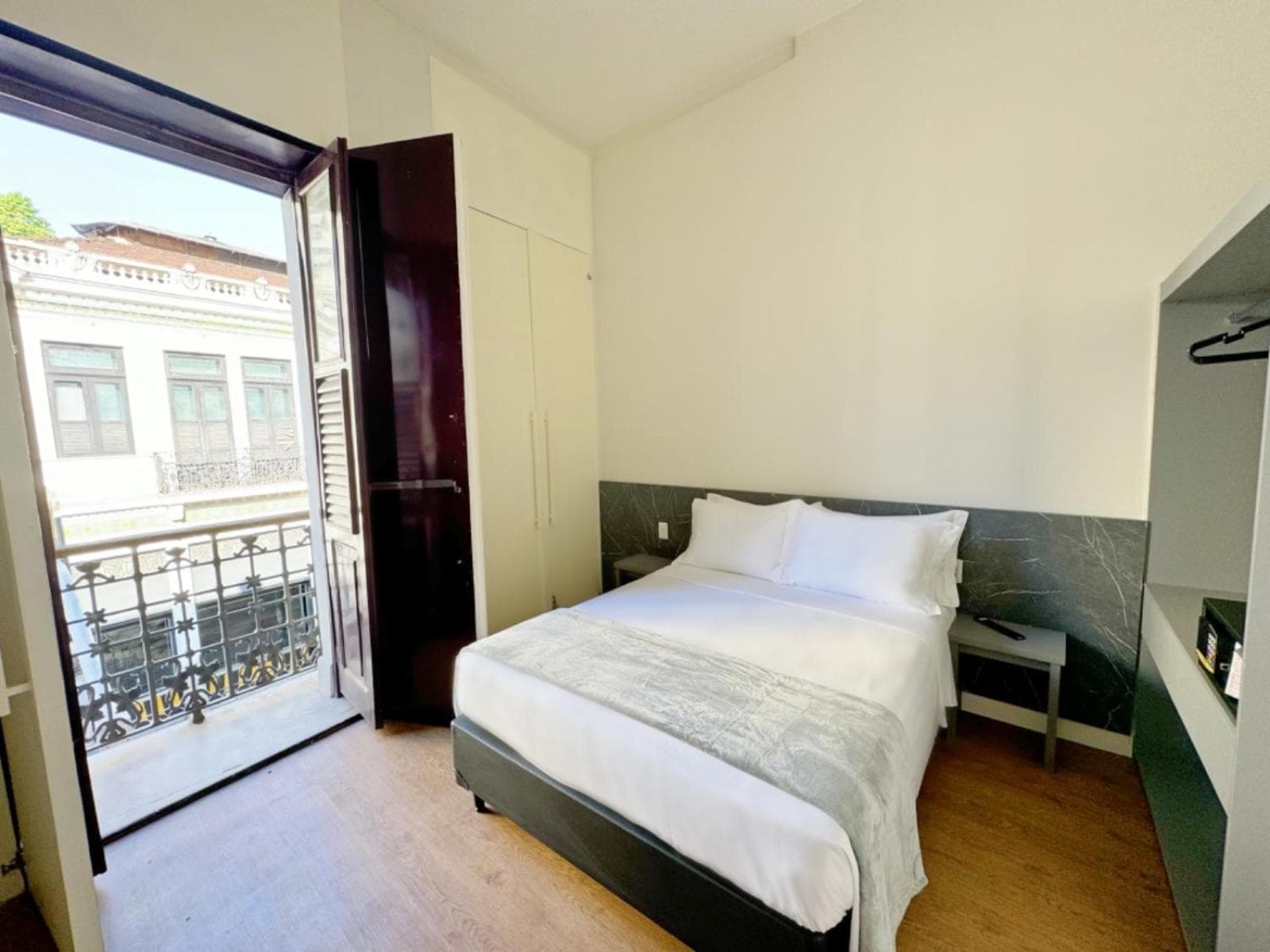 Fact Check: Rio de Janeiro, Lapa, is a good area for buying property and list on Airbnb 