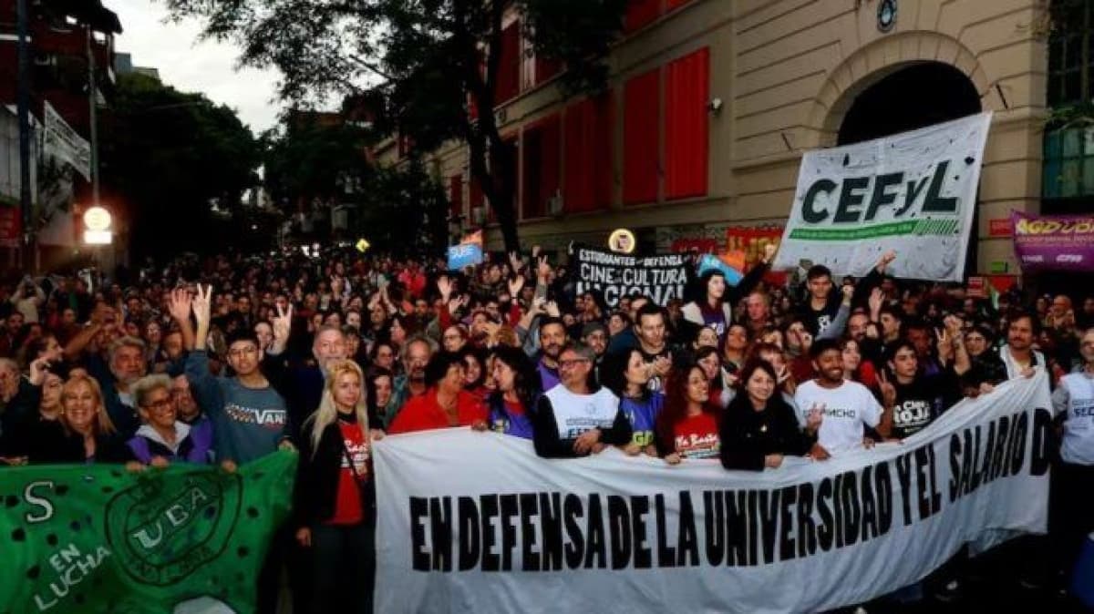 Fact Check: SALARIOS DOCENTES cayeron 70% en Argentina desde que asumió Milei