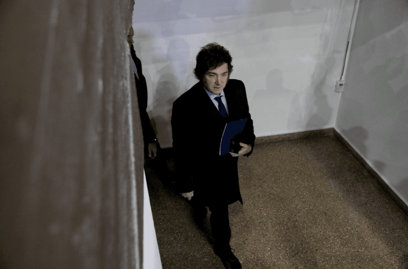 Fact Check: ¿Santiago Caputo es el principal coordinador de la granja de trolls del gobierno de Milei? 