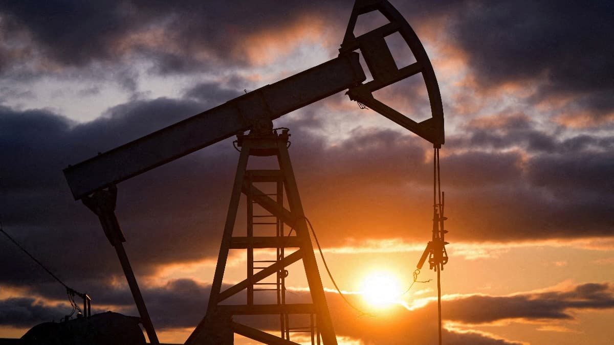 Fact Check: The Trump administration imposes stricter restrictions on Russia’s oil, gas, and banking sectors.